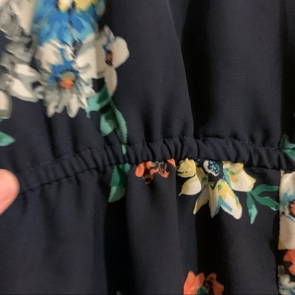 Love Tree Loose Flowing Lined V-Neck with Tie Blue Floral Print Romper. Size M - Picture 5 of 12